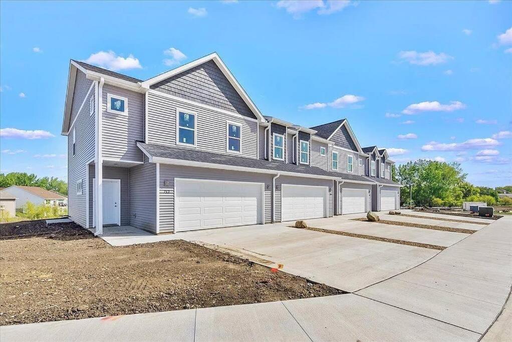 Central Cedar Falls New Construction Townhome! Eksteriør billede