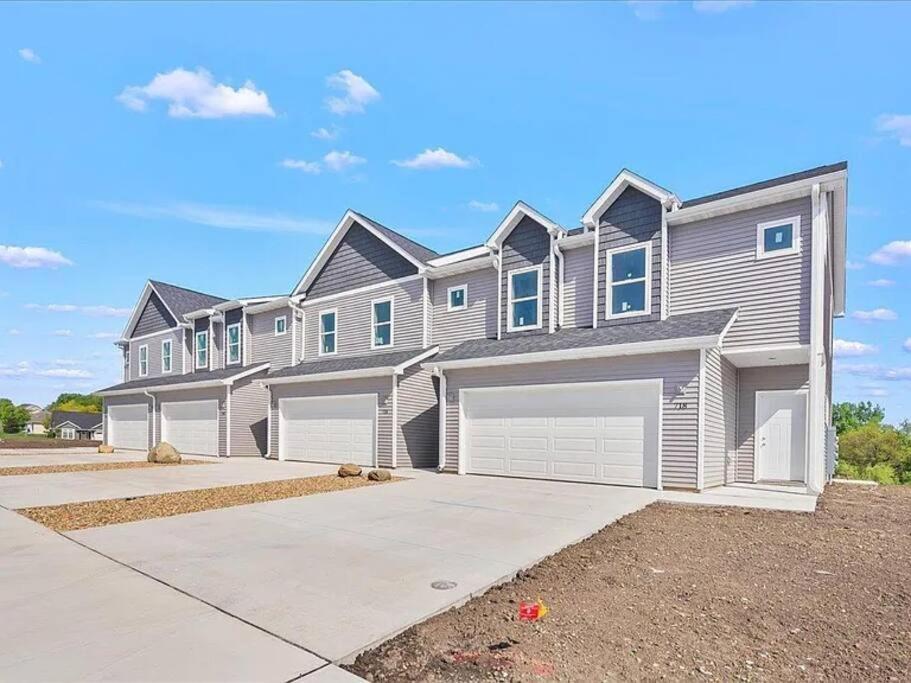 Central Cedar Falls New Construction Townhome! Eksteriør billede