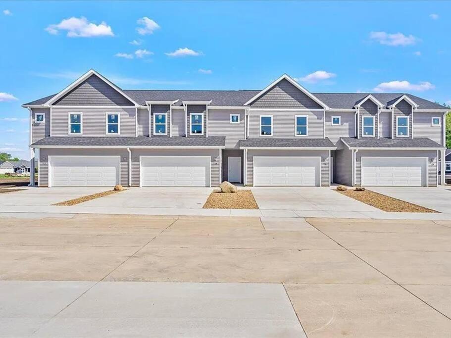 Central Cedar Falls New Construction Townhome! Eksteriør billede